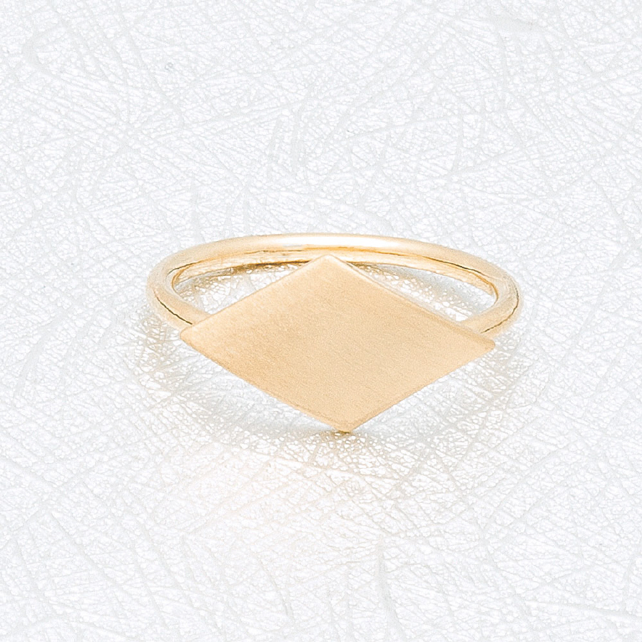 DIAMOND SHAPED PLAQUE RING IN GOLD